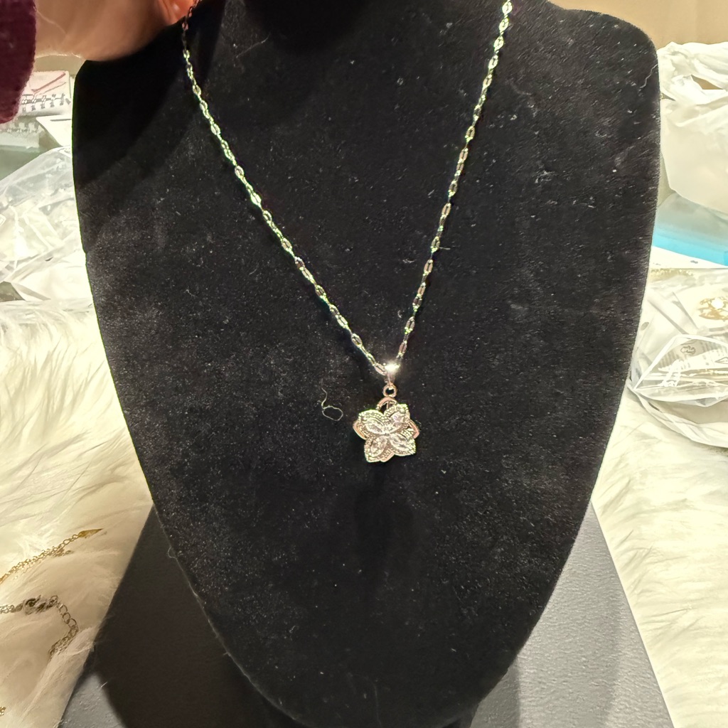 Nwt Gorgeous Silver Flower Pendant Necklace 29$